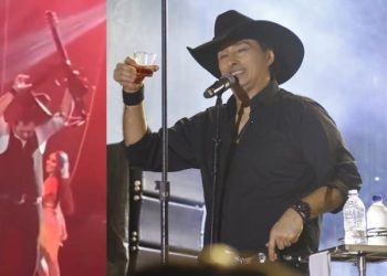 “Tava Bebaçooo!”, Vicente Nery joga violão no chão em show na cidade de Angelim-PE